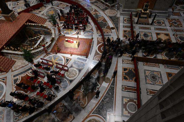 I funerali di Ratzinger: il pastore tedesco divenuto papa, omaggiato dai grandi della terra