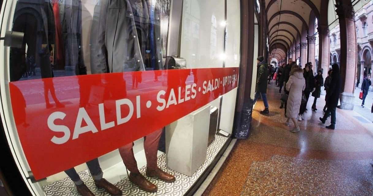 Al via i saldi invernali, dal 5 in tutte le regioni. Confcommercio: “Si stima un totale di 4,4 mld”