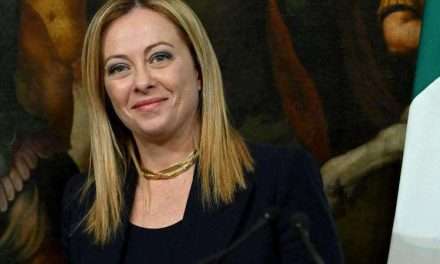 Tassa sugli extraprofitti, Reddito di Cittadinanza, Pnrr, Salario minimo: “Gli appunti di Giorgia” e i piani di Governo