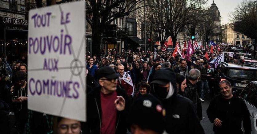 Francia, continuano le manifestazioni contro la riforma della pensioni