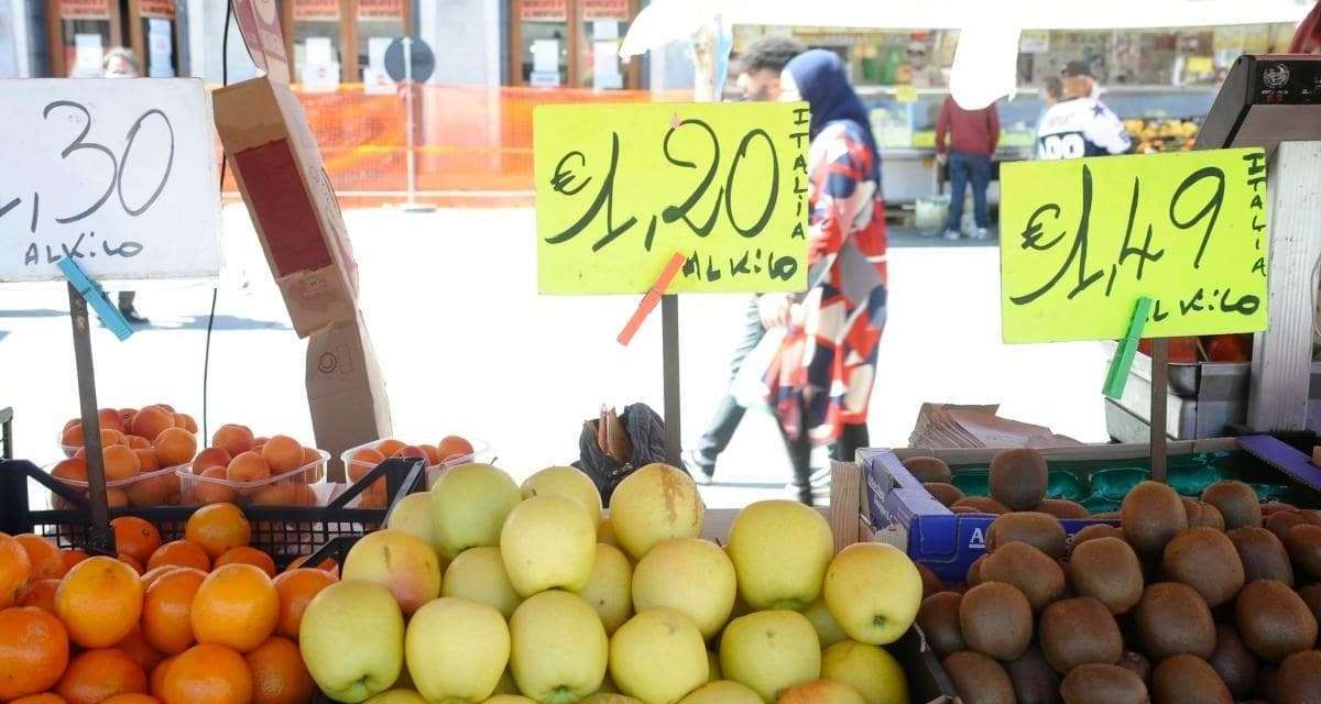 L’inflazione sta rallentando al +5,9%. Bce: “Non possiamo prevedere la durata della stretta sui tassi”