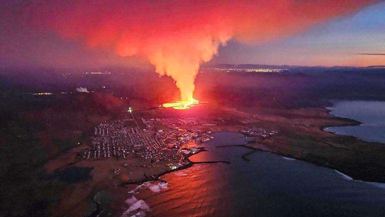 Islanda, bruciate le case di Grindavik la lava ha ripreso a fuoriuscire con violenza