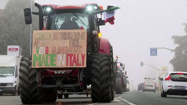 Protesta degli agricoltori, centinaia di trattori contro le politiche europee