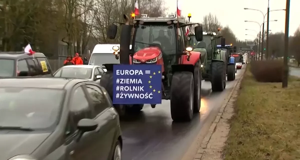 Polonia, gli agricoltori protestano contro il Green Deal europeo bloccando il confine con la Germania