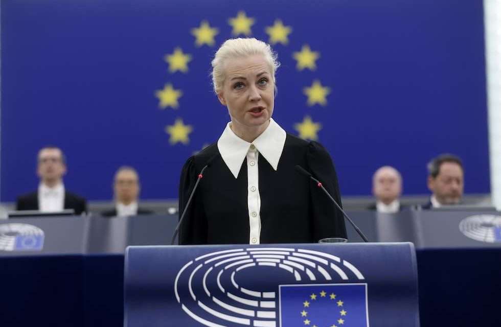 La vedova di Navalny al Parlamento europeo: “Putin è un mafioso sanguinario!