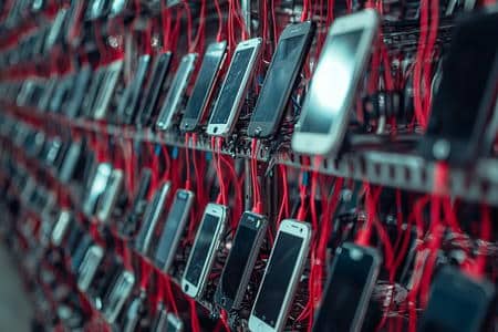 Minori e social, nuove leggi in Italia: scontro tra divieti e algoritmi